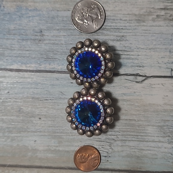 Vintage Clip on Earrings. - Picture 4 of 8